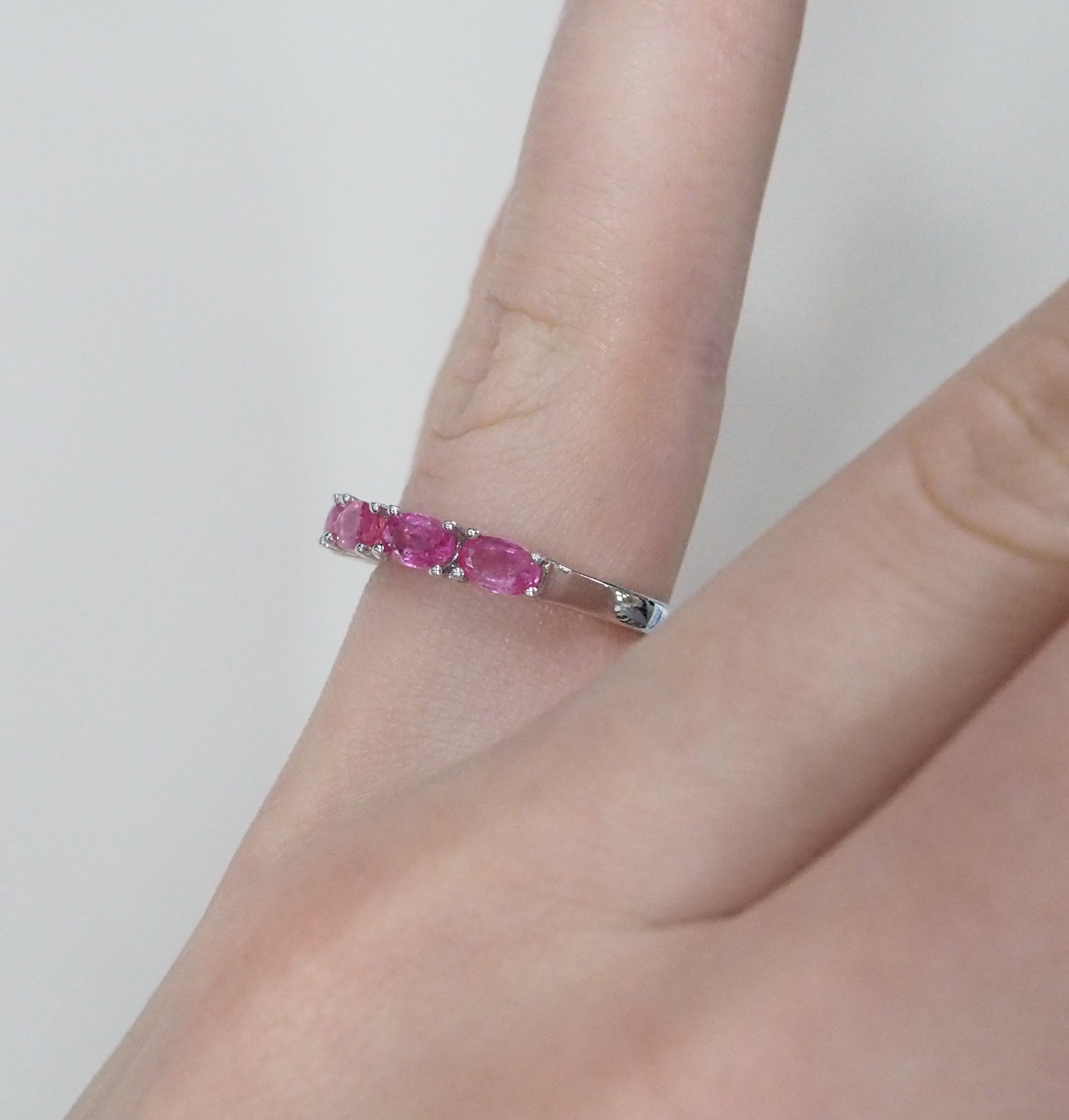 Серебряное кольцо с розовыми сапфирами